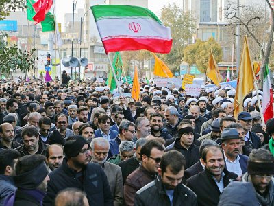 Des Iraniens brandissent le drapeau national en manifestant en soutien au gouvernement, à Ardébil (nord) le 20 novembre 2019 - STR [AFP]