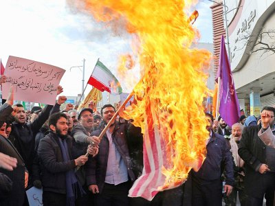 Des Iraniens brûlent le drapeau américain lors d'une manifestation en soutien au gouvernement iranien, à Ardébil (nord) le 20 novembre 2019 - STR [AFP]