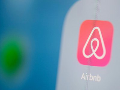 Logo de la plateforme américaine de location et de réservation de logements Airbnb, photographié le 24 juillet 2019 à Paris - Martin BUREAU [AFP/Archives]