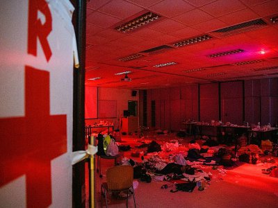 Des manifestants pro-démocratie dorment sur le sol d'une salle utilisée comme infirmerie sur le campus de l'université polytechnique de Hong Kong, le 21 novembre 2019 - Anthony WALLACE [AFP]