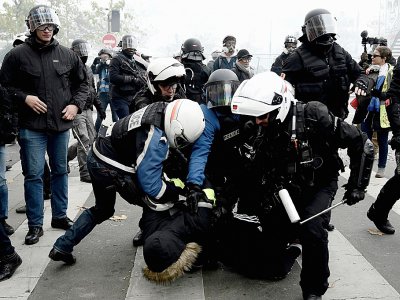 Heurts entre policiers et "gilets jaunes" lors d'une manifestation Place d'Italie, le 16 novembre 2019 à Paris - Philippe LOPEZ [AFP]