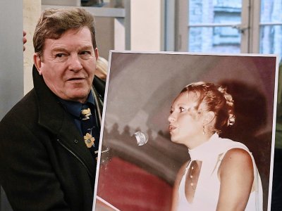 Jacky Kulik avec le portrait de sa fille Elodie, violée et tuée en 2002, au Palais de justice d'Amiens le 21 novembre 2019 - DENIS CHARLET [AFP]