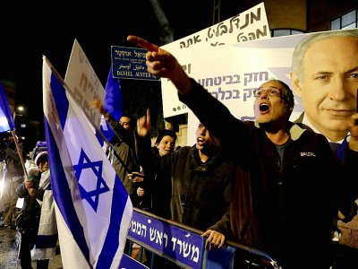 Des Israéliens manifestent en faveur du Premier ministre Benjamin Netanyahu devant sa résidence à Jérusalem, le 21 novembre 2019 - GALI TIBBON [AFP]