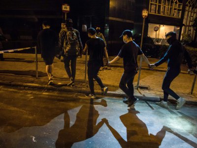 Six militants pro-démocratie ont abandonné dans la nuit le campus de l'Université Polytechnique de Hong Kong pour se rendre à la police, le 21 novembre 2019 - DALE DE LA REY [AFP]