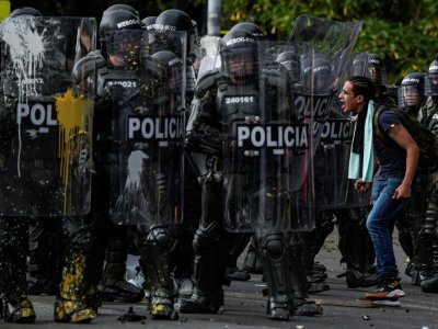 Un manifestant colombien s'en prenant aux forces de l'ordre à Bogota, le 21 novembre 2019. - Juan BARRETO [AFP]