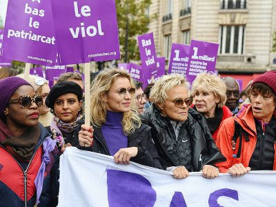 L'actrice Alexandra Lamy (C-G), l'humoriste Muriel Robin (C-D) et l'ancienne ministre de l'Education  Najat Vallaud-Belkacem (2eG) participent le 23 novembre 2019 à Paris à la manifestation contre les violences sexistes et sexuelles - Alain JOCARD [AFP]