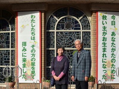 Kenji Hayashida (D), qui a survécu à la bombe atomique, et son épouse posent dans une église catholique à Nagasaki le 23 novembre 2019 avant une visite du pape François - Kazuhiro NOGI [AFP]
