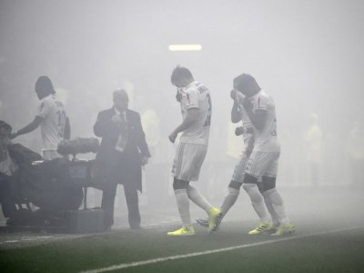 La rencontre Lyon-Nice interrompue quelques minutes en raison de fumigènes, le 23 novembre 2019 à Décines-Charpieu - JEAN-PHILIPPE KSIAZEK [AFP]