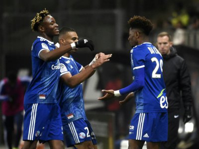 Les Strasbourgeois euphoriques vainqueurs 4 à 0 à Amiens avec un but de Nuno Da Costa (d), le 23 novembre 2019 à Amiens - FRANCOIS LO PRESTI [AFP]