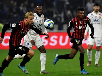 L'attaquant danois de Nice Kasper Dolberg (g) suivi par le Lyonnais Moussa Dembélé contre Nice, le 23 novembre 2019 à Décines-Charpieu - JEAN-PHILIPPE KSIAZEK [AFP]