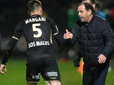 L'entraîneur d'Angers Stéphane Moulin (d) félicite son milieu de terrain Thomas Mangani pour son but contre Nîmes, le 23 novembre 2019 à Angers - JEAN-FRANCOIS MONIER [AFP]