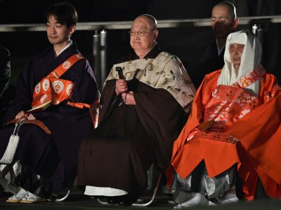 Des représentants religieux japonais attendent l'arrivée du pape François dans le Parc de la Paix, à Hiroshima, le 24 novembre 2019 - Vincenzo PINTO [AFP]