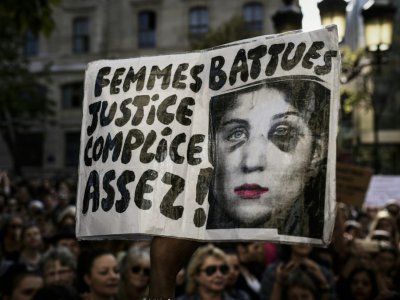 Panneau lors d'une manifestation contre les violences faites aux femmes le 6 octobre 2018 à Paris - Philippe LOPEZ [AFP/Archives]