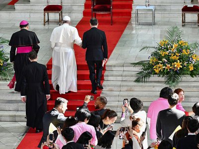 Le pape François (en blanc) à la cathédrale de Tokyo le 25 novembre 2019 - Vincenzo PINTO [AFP]
