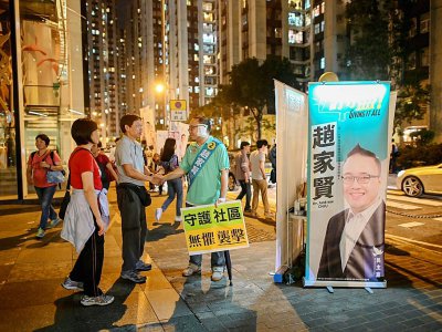 Un candidat pro-démocratie à Hong Kong, Andrew Chiu, serre la main d'électeurs le 24 novembre 2019 - Ye Aung THU [AFP]