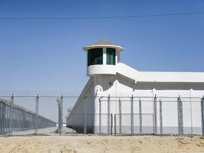 Une tour de guet d'un complexe supposé héberger un centre de détention près de Hotan, au Xinjiang, le 31 mai 2019 - GREG BAKER [AFP/Archives]