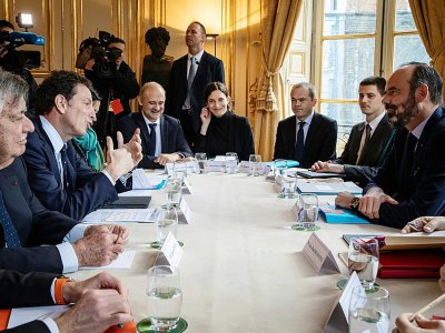 Le Premier ministre Edouard Philippe (d) reçoit le président du Medef Geoffroy Roux de Bezieux (g) lors d'une réunion sur la réforme des retraites, le 25 novembre 2019 à l'Hôtel Matignon, à Paris - Thomas SAMSON [AFP]