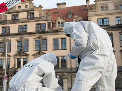 Des enquêteurs examinent les abords du musée de Dresde à la recherche d'indices après le vol de parures de diamants commis dans la matinée du 25 novembre 2019 - Sebastian Kahnert [dpa/AFP]