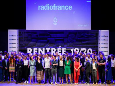 Les animateurs de Radio France posent pour une photo de famille lors d'une conférence de presse à Paris, le 27 août 2019, afin de présenter les programmes de la saison à venir - Martin BUREAU [AFP]
