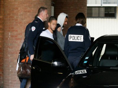 L'attaquant français Karim Benzema (capuche) quitte le parquet de Versailles, après une audition dans l'affaire de la sextape, le 5 novembre 2015 - MATTHIEU ALEXANDRE [AFP/Archives]
