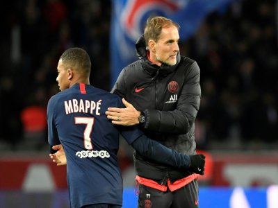 Accolade entre l'entraîneur du PSG Thomas Tuchel et la star Kylian Mbappé avant son entrée en jeu contre Lille au Parc des Princes, le 22 novembre 2019 - Bertrand GUAY [AFP/Archives]