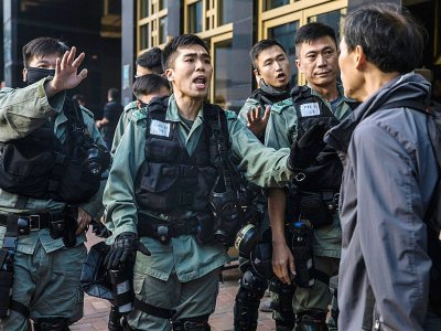 Un manifestant prodémocratie se dispute avec des policiers, le 25 novembre 2019 à Hong Kong - DALE DE LA REY [AFP]