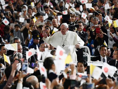 Le pape François salue la foule de fidèles à son arrivée au Tokyo Dome Stadium pour y célébrer une messe, le 25 novembre 2019 - CHARLY TRIBALLEAU [AFP]