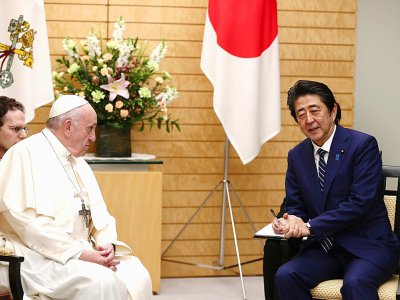 Le pape François et le Premier ministre japonais Shinzo Abe, le 25 novembre 2019 à Tokyo - Behrouz MEHRI [POOL/AFP]