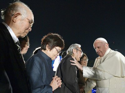 Le pape François rencontre des survivants de la bombe atomique en 1945, le 24 novembre 2019 à Hiroshima - Handout [VATICAN MEDIA/AFP]