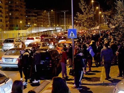 Des habitants se sont rassemblés dans la rue à Tirana après un séisme en Albanie, le 26 novembre 2019 - Gent SHKULLAKU [AFP]