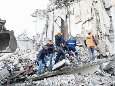 Des secouristes fouillent les décombres d'un immeuble effondré à Thumane, à 34 kilomètres au nord-ouest de Tirana, après un séisme en Albanie le 26 novembre 2019 - Gent SHKULLAKU [AFP]