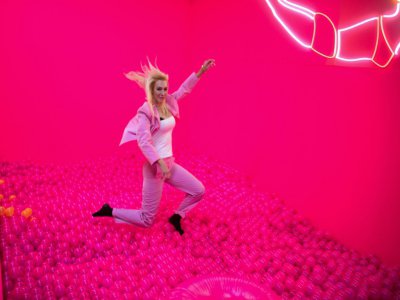 Une jeune femme saute dans un bain de ballons au "Supercandy Pop-Up Museum Vol. 2", le 1er novembre 2019 à Cologne, en Allemagne - INA FASSBENDER [AFP]