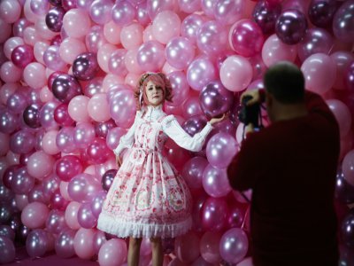 Une femme se fait photographier au "Supercandy Pop-Up Museum", le 1er novembre 2019 à Cologne, en Allemagne - INA FASSBENDER [AFP]