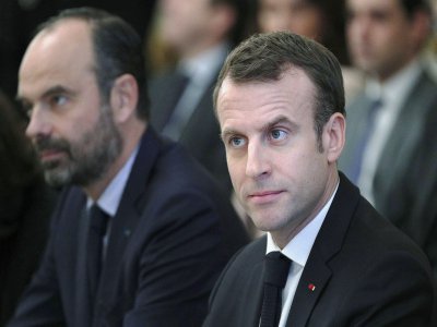 French President Emmanuel Macron (R) and French Prime Minister Edouard Philippe (L) meet with representatives of trade unions, employers' organisations and local elected officials at the Elysee presidential palace in Paris, as part of consultations i - BL jak - AFP
