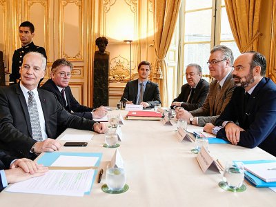 Le président de l'U2P Alain Griset (G) reçu à Matignon le 26 novembre 2019 par le Premier ministre Edouard Philippe (D) et le haut-commissaire aux retraites Jean-Paul Delevoye (2eD) - Bertrand GUAY [POOL/AFP]