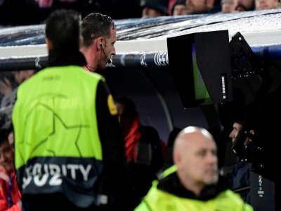 L'arbitre Artur Dias consulte la VAR (vidéo) avant d'annuler un penalty et un carton rouge en faveur du PSG face au Real, le 26 novembre 2019 à Madrid - JAVIER SORIANO [AFP]