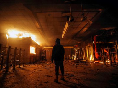 Incendie dans la station de métro Macul de Santiago du Chili pendant de violentes manifestations antigouvernementales, le 19 octobre 2019 - JAVIER TORRES [AFP/Archives]