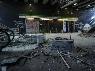 Dégâts causés par les manifestants dans la station de métro Plaza Maipu de Santiago du Chili, le 18 novembre 2019 - Pablo COZZAGLIO [AFP]