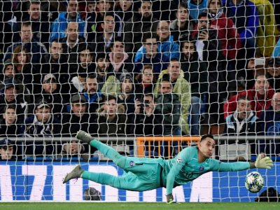Le gardien costaricien du PSG Keylor Navas plonge pour arrêter un tir, lors du match en Ligue des champions contre le Real Madrid, le 26 novembre 2019, à Madrid - JAVIER SORIANO [AFP]