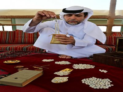 Abdallah al-Souwaidi expose des perles de culture produites dans sa ferme près de Ras al-Khaimah, aux Emirats, le 31 octobre 2019 - GIUSEPPE CACACE [AFP]