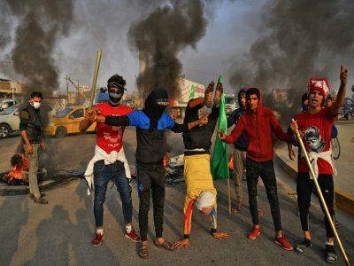 Des manifestants irakiens bloquent une route dans la ville irakienne de Najaf (sud), le 27 novembre 2019 - Haidar HAMDANI [AFP]