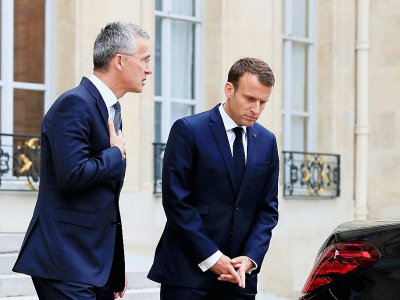 Le secrétaire général de l'Otan Jens Stoltenberg (g) et le président français Emmanuel Macron à l'Elysée, le 15 mai 2018 à Paris - GONZALO FUENTES [POOL/AFP/Archives]