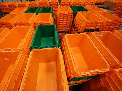 Les bacs en plastique orange et vert, aux couleurs de la marque - TIMOTHY A. CLARY [AFP]