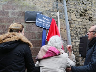 C'est la mère de Sylvain Gourbin, Marianne Baudot, qui a dévoilé le panneau au nom de son fils. - Charlotte Hautin