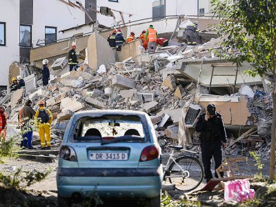 Des équipes de secours recherchent des survivants dans les décombres d'un immeuble effondré lors d'un séisme, le 27 novembre 2019 à Durres, en Albanie - Armend NIMANI [AFP]