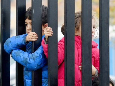 Des enfants albanais observent dans une école le 28 novembre 2019 à Durres sur la côte Adriatique, quelques jours après un séisme meurtrier - Gent SHKULLAKU [AFP]