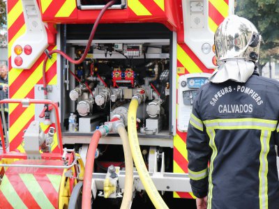 Les pompiers ont sauvé deux femmes d'un incendie. Elles ont été transportées vers le CHU de Caen. - Illustration - Célia Caradec