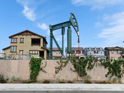 Une pompe utilisée pour extraire le pétrole dans un quartier résidentiel de Signal Hill, en Californie, le 25 septembre 2019 - Frederic J. BROWN [AFP]