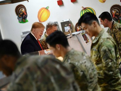 Le président américain Donald Trump sert de la nourriture aux soldats pour Thanksgiving, lors de sa visite à la base américaine de Bagram, le 28 novembre 2019 - Olivier Douliery [AFP]