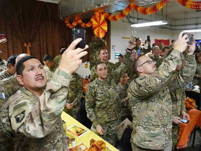 Des soldats photographient le président américain Donald Trump lors de sa visite surprise sur la base américaine de Bagram, le 28 novembre 2019 - Olivier Douliery [AFP]